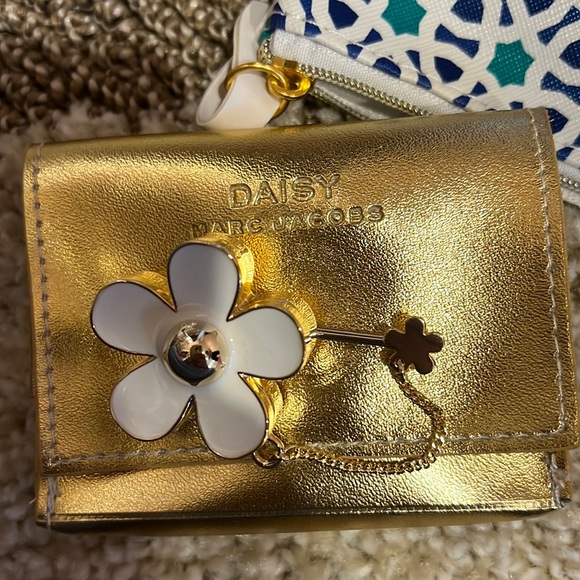 Marc Jacobs Jewelry - Marc Jacobs Daisy Floral Gold Brooch Pin